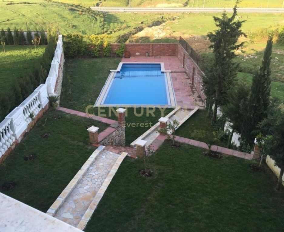 AFFITTASI VILLA DI LUSSO SU 3 PIANI + MANSARDA