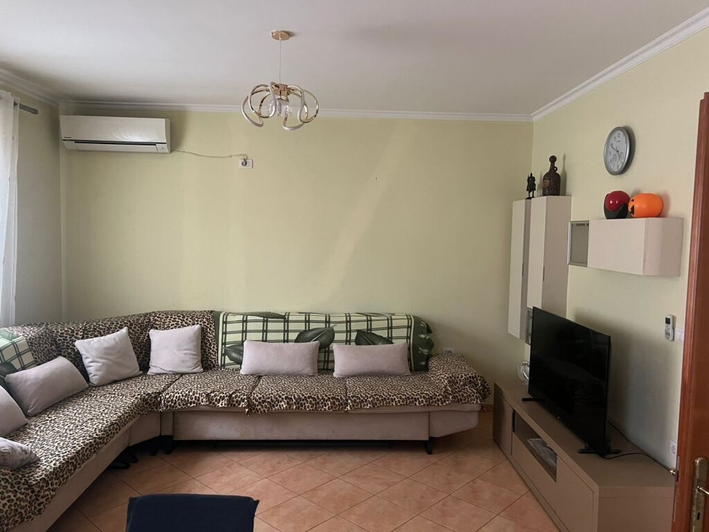 Jepet me qera Apartament 3+1 në Astir 📍