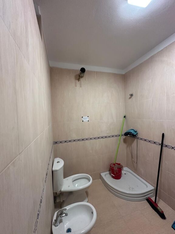 🏢At the “Ismail Qemali” High School, a 3+1+2 furnished apartment is for rent. 1,400 Euro (negotiable)