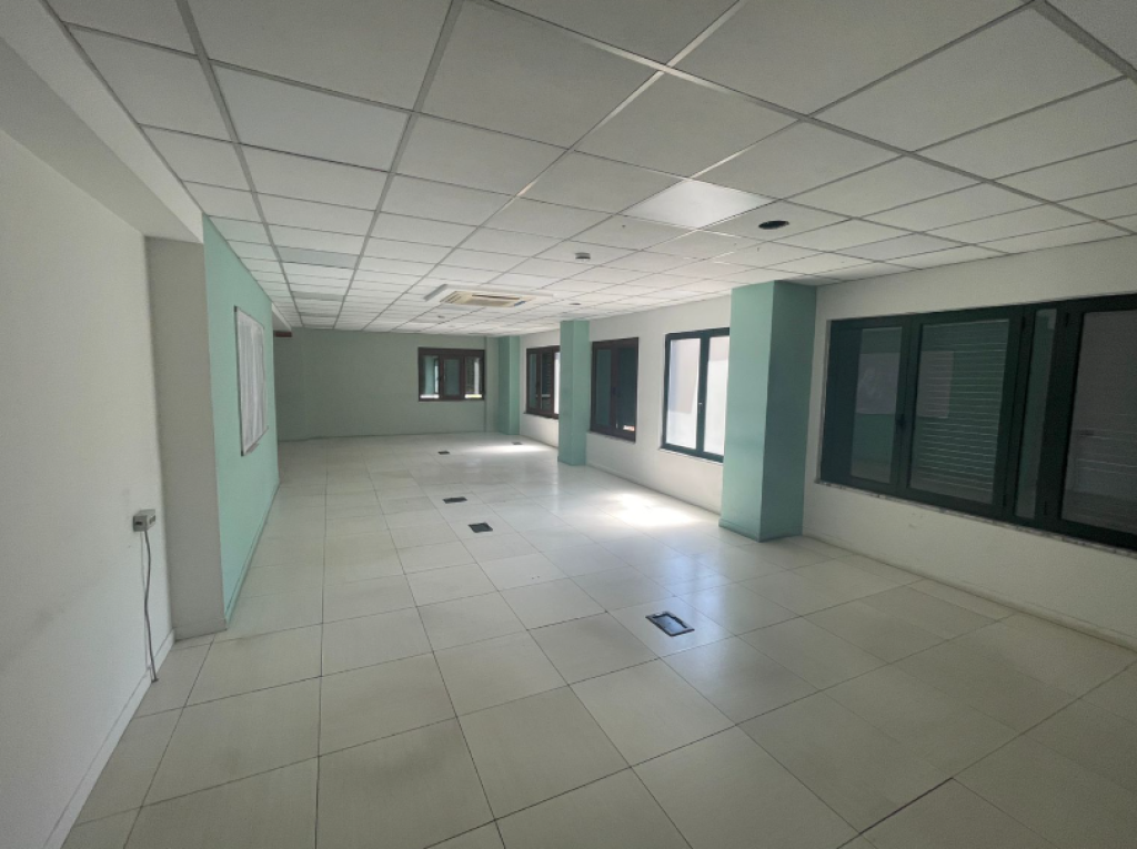 LOCALE COMMERCIALE IN AFFITTO – Di fronte a Delijorgji