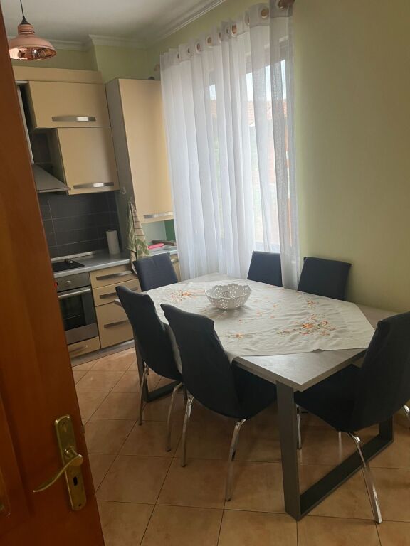 Jepet me qera Apartament 3+1 në Astir 📍