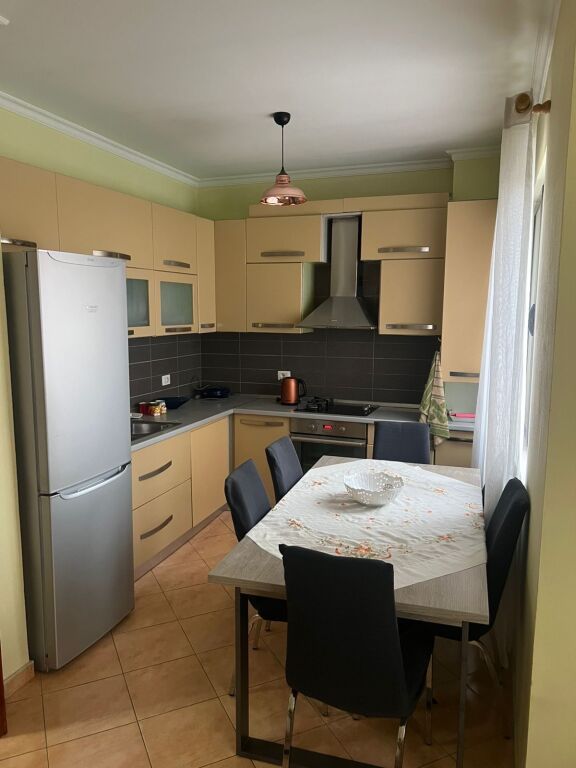 Jepet me qera Apartament 3+1 në Astir 📍