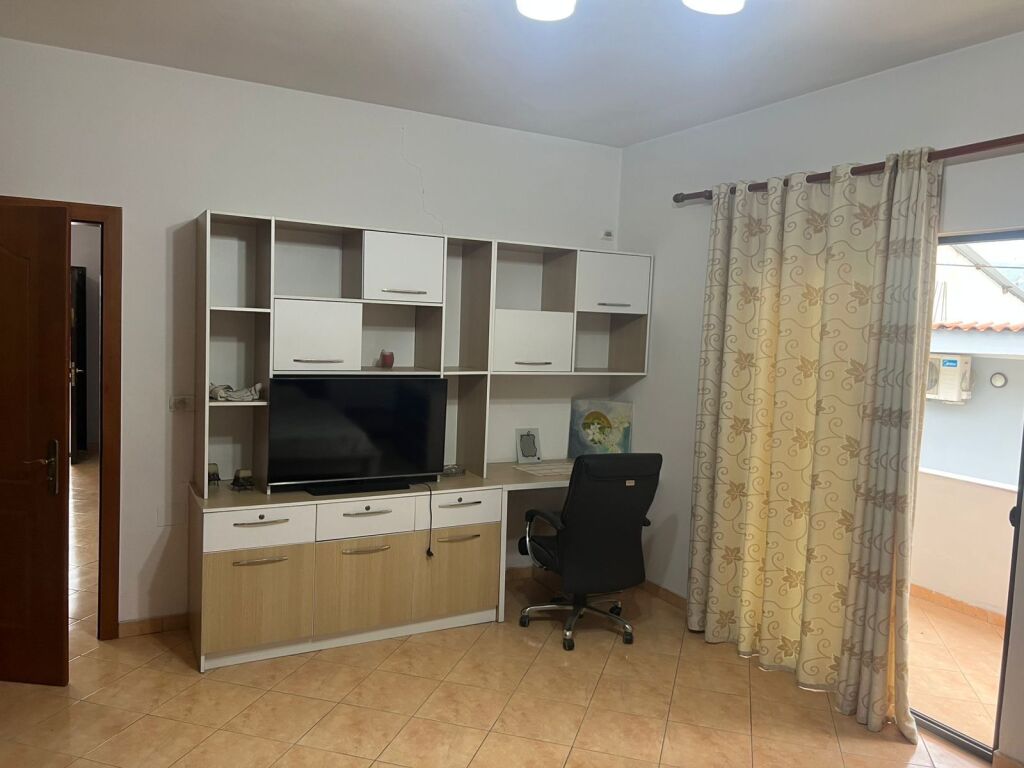 Jepet me qera Apartament 3+1 në Astir 📍