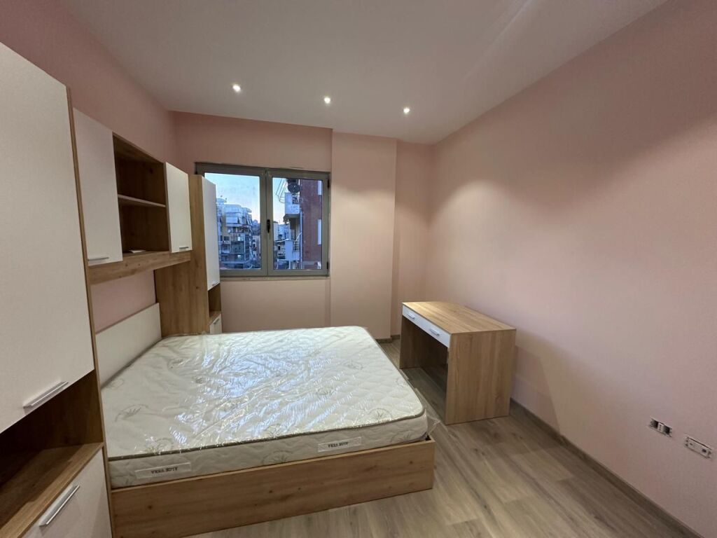 🏢At the “Ismail Qemali” High School, a 3+1+2 furnished apartment is for rent. 1,400 Euro (negotiable)