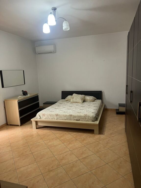 Jepet me qera Apartament 3+1 në Astir 📍
