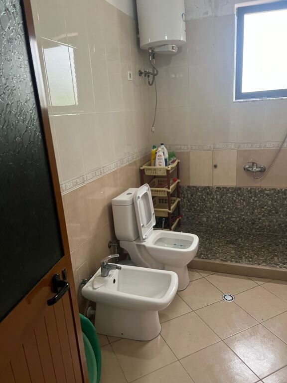 Jepet me qera Apartament 3+1 në Astir 📍