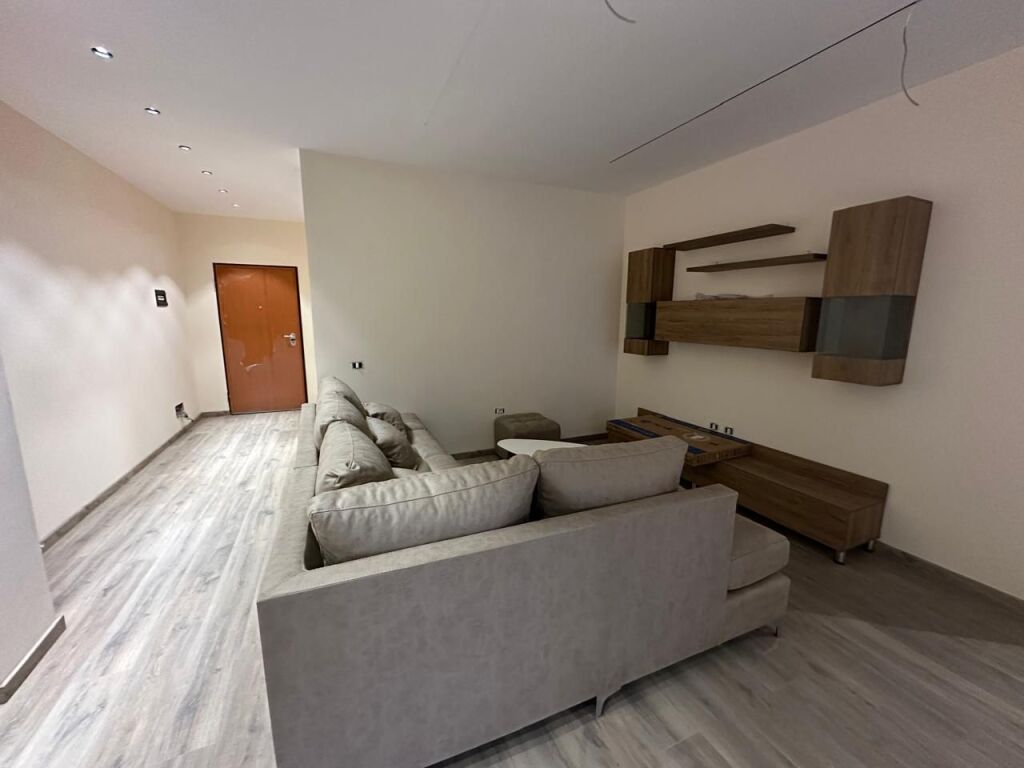 🏢At the “Ismail Qemali” High School, a 3+1+2 furnished apartment is for rent. 1,400 Euro (negotiable)