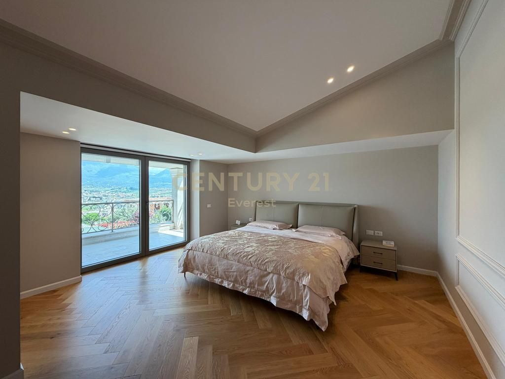 MJULL-BATHORE – Villa su 3 piani con piscina in affitto
