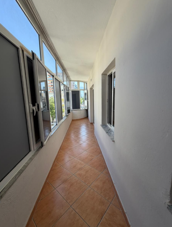 LOCALE IN AFFITTO PER UFFICI – Piazza Wilson