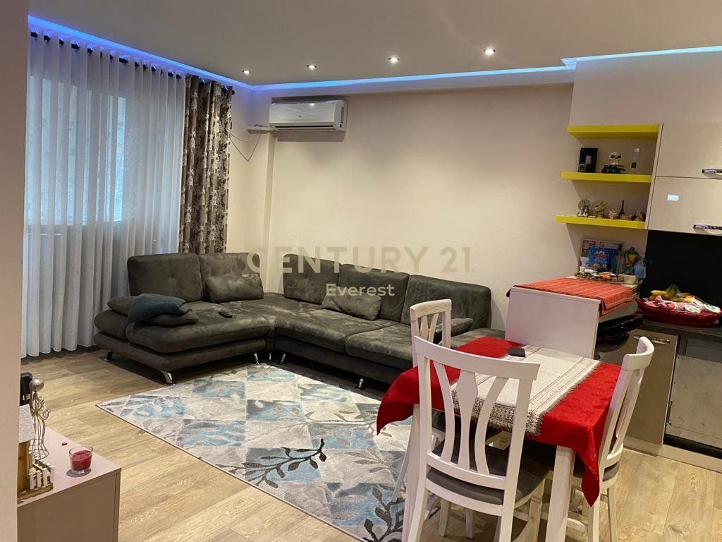 MISTO MAME, APARTAMENT 2+1 PER QIRA