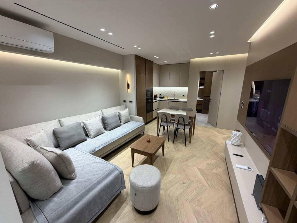 🏡 Appartamento super lussuoso 1+1 in affitto 📍 Myslym Shyri, Via Him Kolli  🏢 4° piano, edificio moderno con ascensore 🛋️ Arredamento di qualità, lussuoso e comodo, curato nei dettagli 🔌 Elettrodomestici delle ultime marche ❄️ Dotato di tutto ✨ Non manca nulla – pronto per abitare  💶 Prezzo: 85.000 lek/mese  