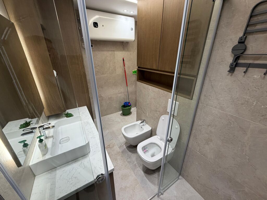 🏡 Appartamento super lussuoso 1+1 in affitto 📍 Myslym Shyri, Via Him Kolli  🏢 4° piano, edificio moderno con ascensore 🛋️ Arredamento di qualità, lussuoso e comodo, curato nei dettagli 🔌 Elettrodomestici delle ultime marche ❄️ Dotato di tutto ✨ Non manca nulla – pronto per abitare  💶 Prezzo: 85.000 lek/mese  