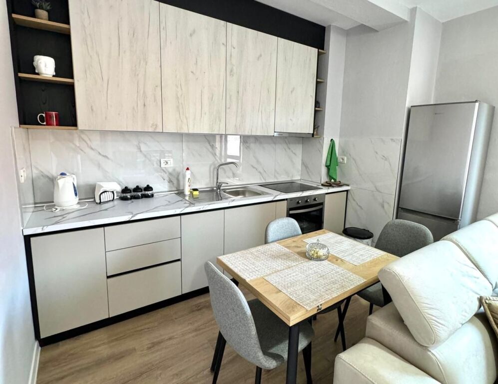 Appartamento in Affitto: 2+1 📍Don Bosko (Vicino alla Scuola Vace Zela) - 2° Piano - 60.000 Lek - Edificio 2010 - Superficie 90m² || 100% Nuovo e Recentemente Ristrutturato ✨