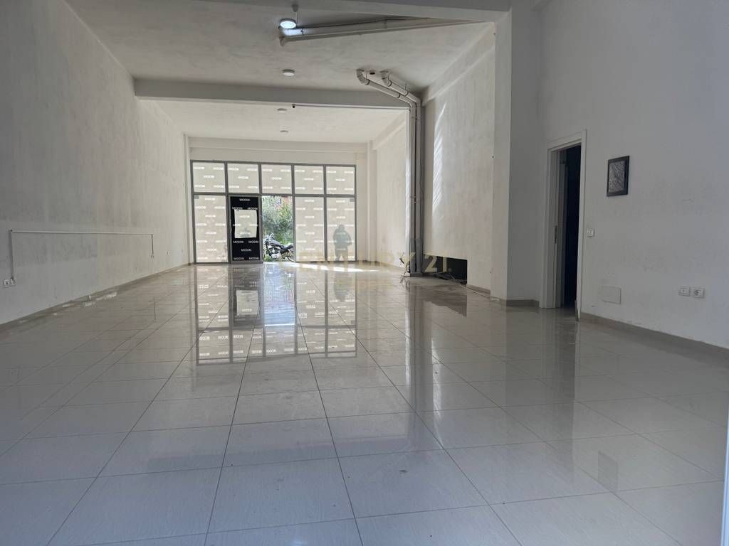 COMMERCIAL SPACE FOR RENT AT KIKA IN THE PARIS MUNICIPALITY