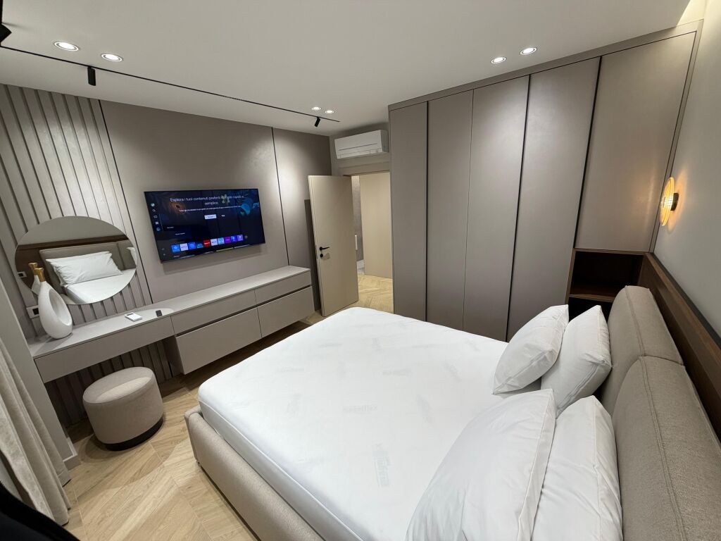 🏡 Appartamento super lussuoso 1+1 in affitto 📍 Myslym Shyri, Via Him Kolli  🏢 4° piano, edificio moderno con ascensore 🛋️ Arredamento di qualità, lussuoso e comodo, curato nei dettagli 🔌 Elettrodomestici delle ultime marche ❄️ Dotato di tutto ✨ Non manca nulla – pronto per abitare  💶 Prezzo: 85.000 lek/mese  