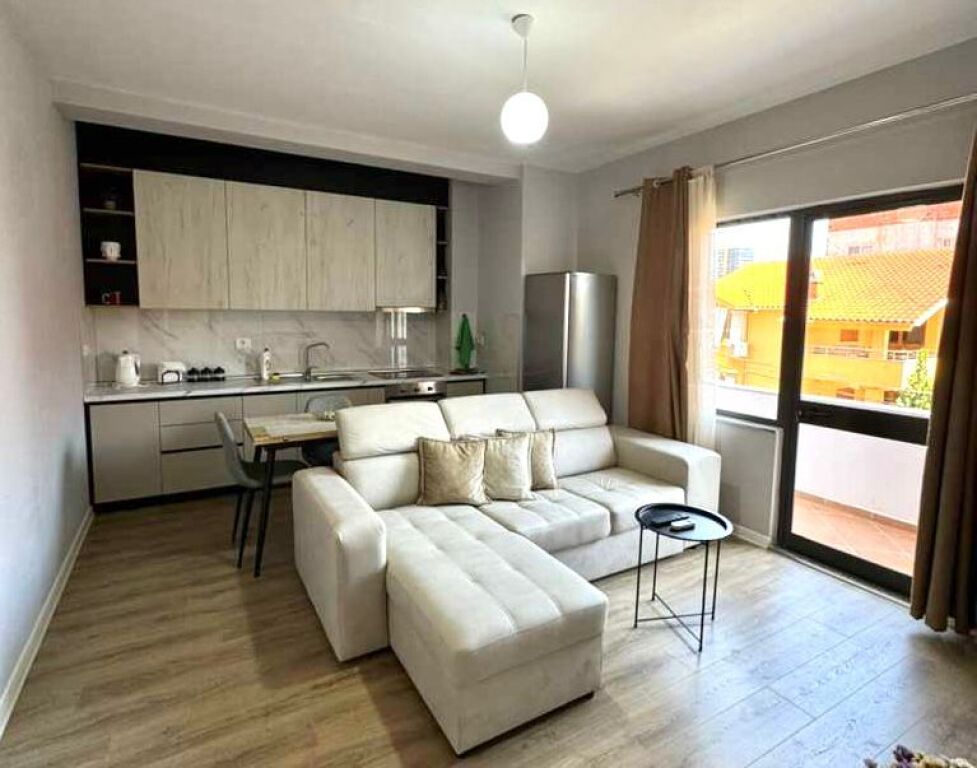 Appartamento in Affitto: 2+1 📍Don Bosko (Vicino alla Scuola Vace Zela) - 2° Piano - 60.000 Lek - Edificio 2010 - Superficie 90m² || 100% Nuovo e Recentemente Ristrutturato ✨