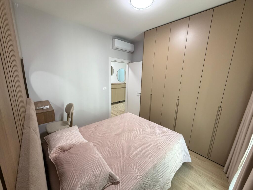 🏡 Appartamento super 1+1 in affitto 📍 Zogu i Zi, Tirana  🏢 Complesso nuovo, 7° piano, con 2 ascensori 🛋️ Tutto nuovo e investito con qualità 🆕 Mai abitato prima 🌳 Vista aperta dal parco  ✨ Appartamento moderno, comodo e pronto per abitare  💶 Prezzo: 70.000 lek/mese