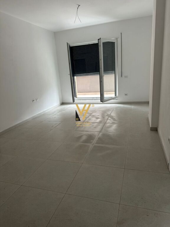 JEPET APARTAMENT 2+1+BLK ME QERA TE BULEVARDI I RI 50.000 LEKE