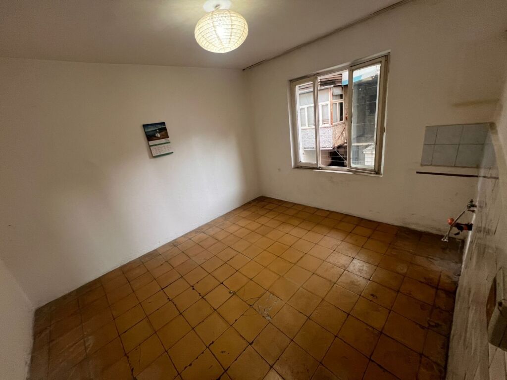 For sale 1+1, not renovated, on Frosina Plaku street, 21 Dhjetori, 103 thousand euros