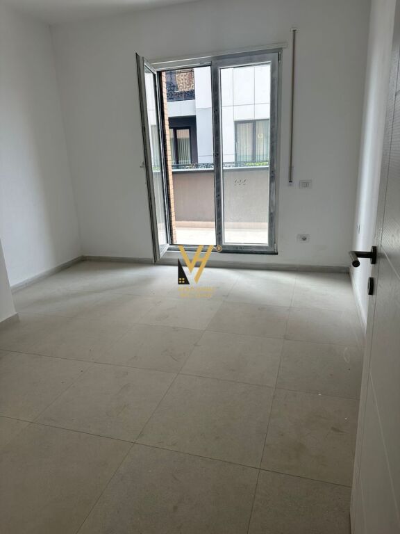 JEPET APARTAMENT 2+1+BLK ME QERA TE BULEVARDI I RI 50.000 LEKE