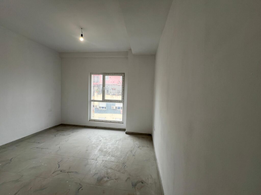 Appartamento 2+1+2 “Laprakë” in vendita, Tirana