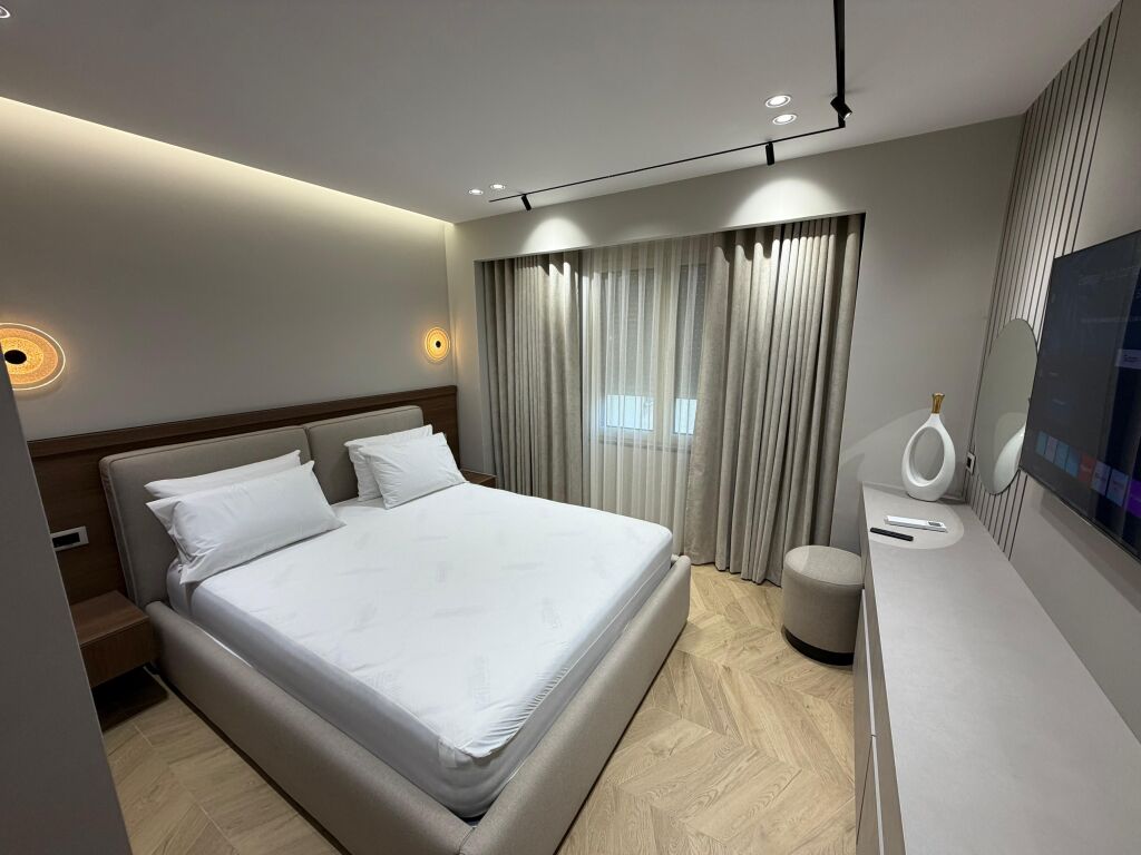🏡 Appartamento super lussuoso 1+1 in affitto 📍 Myslym Shyri, Via Him Kolli  🏢 4° piano, edificio moderno con ascensore 🛋️ Arredamento di qualità, lussuoso e comodo, curato nei dettagli 🔌 Elettrodomestici delle ultime marche ❄️ Dotato di tutto ✨ Non manca nulla – pronto per abitare  💶 Prezzo: 85.000 lek/mese  