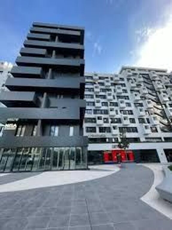Ambient Komercial me Qera tek Square 21, Rruga e Kavajës – Ideal për Zyra dhe Biznese!