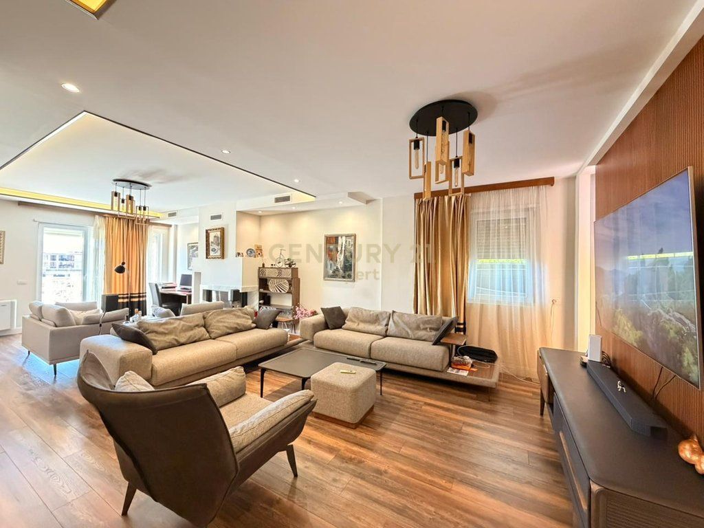 Luxury villa with panoramic views of Lake Farka