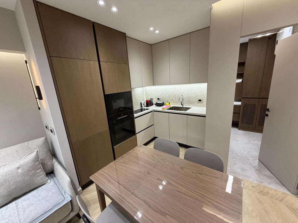 🏡 Appartamento super lussuoso 1+1 in affitto 📍 Myslym Shyri, Via Him Kolli  🏢 4° piano, edificio moderno con ascensore 🛋️ Arredamento di qualità, lussuoso e comodo, curato nei dettagli 🔌 Elettrodomestici delle ultime marche ❄️ Dotato di tutto ✨ Non manca nulla – pronto per abitare  💶 Prezzo: 85.000 lek/mese  