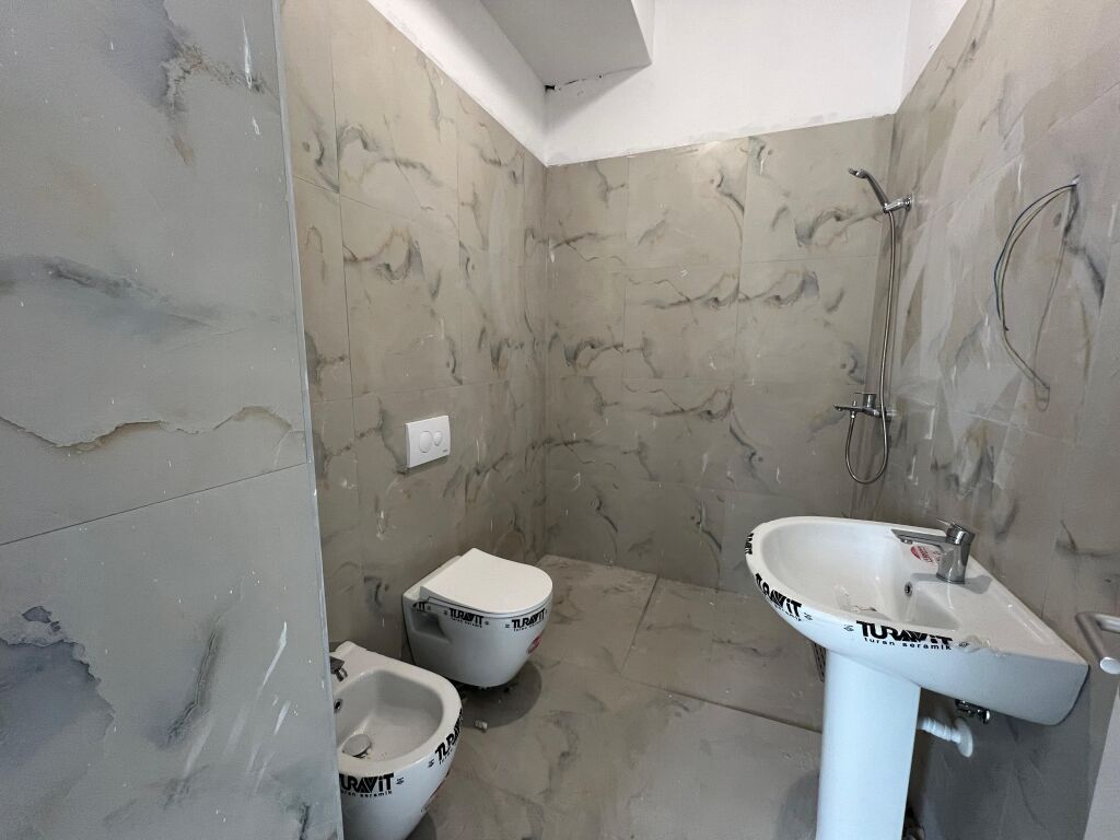 Appartamento 2+1+2 “Laprakë” in vendita, Tirana