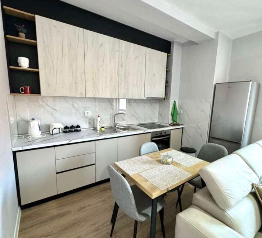 Appartamento in Affitto: 2+1 📍Don Bosko (Vicino alla Scuola Vace Zela) - 2° Piano - 60.000 Lek - Edificio 2010 - Superficie 90m² || 100% Nuovo e Recentemente Ristrutturato ✨