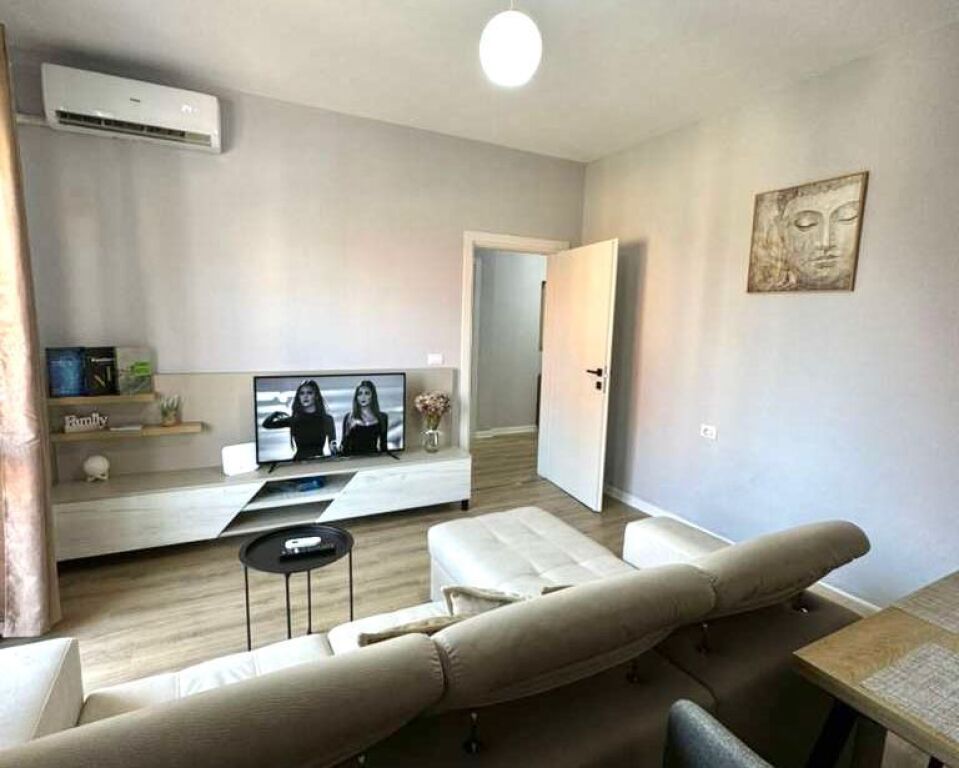 Appartamento in Affitto: 2+1 📍Don Bosko (Vicino alla Scuola Vace Zela) - 2° Piano - 60.000 Lek - Edificio 2010 - Superficie 90m² || 100% Nuovo e Recentemente Ristrutturato ✨