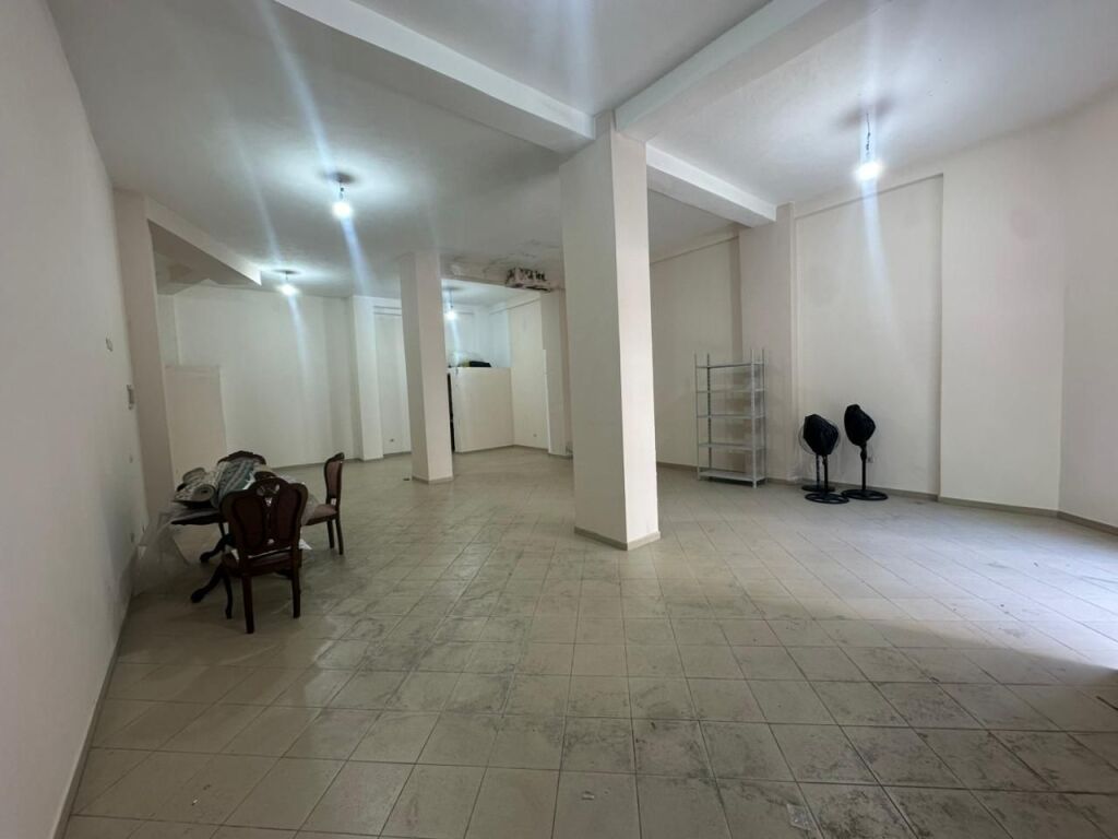 Locale commerciale in affitto a Yzberisht.