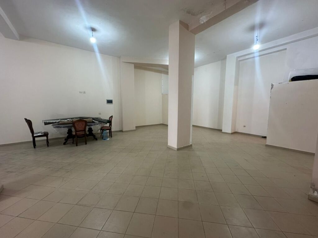 Locale commerciale in affitto a Yzberisht.
