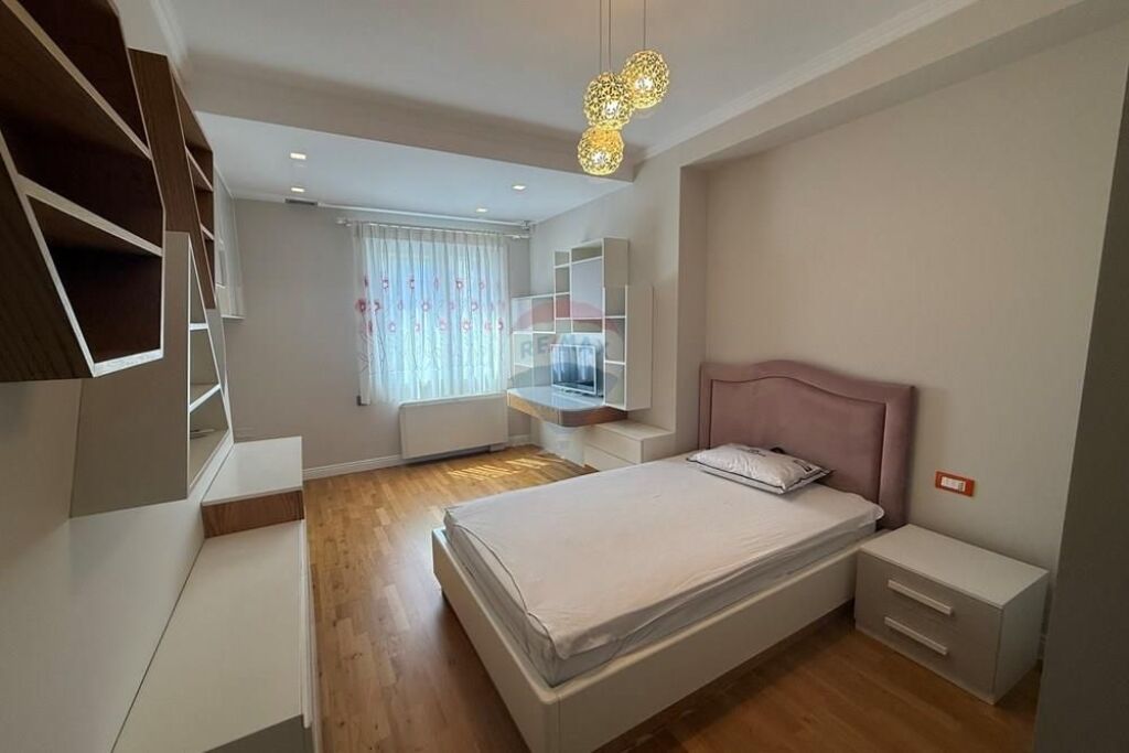 Apartament modern 3+1+2 me 2 poste parkimi komuna e parisit