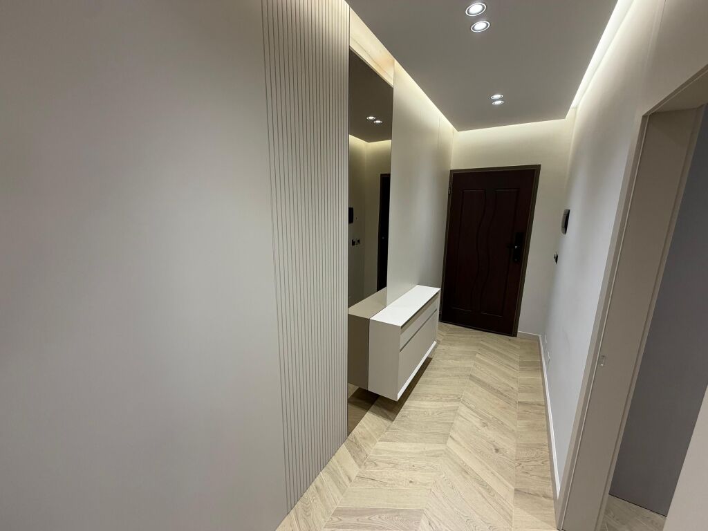 🏡 Appartamento super lussuoso 1+1 in affitto 📍 Myslym Shyri, Via Him Kolli  🏢 4° piano, edificio moderno con ascensore 🛋️ Arredamento di qualità, lussuoso e comodo, curato nei dettagli 🔌 Elettrodomestici delle ultime marche ❄️ Dotato di tutto ✨ Non manca nulla – pronto per abitare  💶 Prezzo: 85.000 lek/mese  