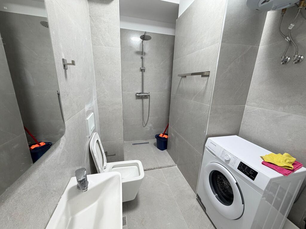 🏡 Appartamento super 1+1 in affitto 📍 Zogu i Zi, Tirana  🏢 Complesso nuovo, 7° piano, con 2 ascensori 🛋️ Tutto nuovo e investito con qualità 🆕 Mai abitato prima 🌳 Vista aperta dal parco  ✨ Appartamento moderno, comodo e pronto per abitare  💶 Prezzo: 70.000 lek/mese