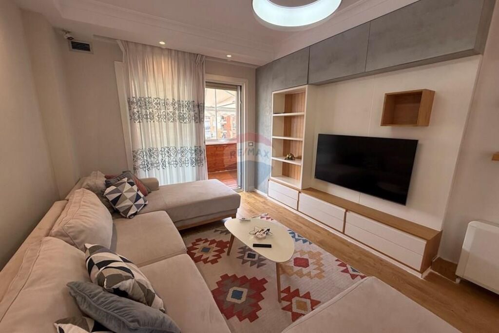 Apartament modern 3+1+2 me 2 poste parkimi komuna e parisit