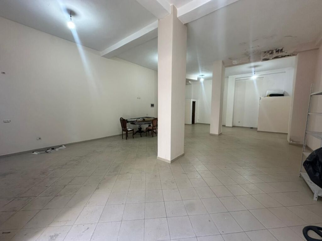 Locale commerciale in affitto a Yzberisht.