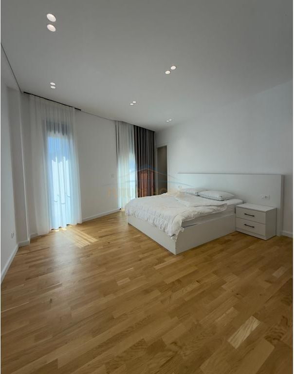 Affitto, Villa su 3 piani, TEG