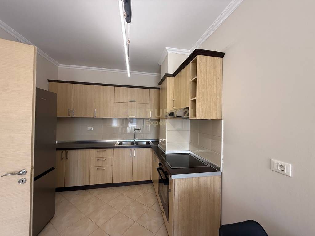 Apartament 1+1 për qira në zonën e 21 Dhjetorit