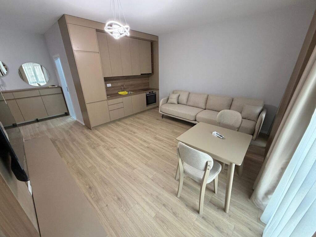 🏡 Appartamento super 1+1 in affitto 📍 Zogu i Zi, Tirana  🏢 Complesso nuovo, 7° piano, con 2 ascensori 🛋️ Tutto nuovo e investito con qualità 🆕 Mai abitato prima 🌳 Vista aperta dal parco  ✨ Appartamento moderno, comodo e pronto per abitare  💶 Prezzo: 70.000 lek/mese