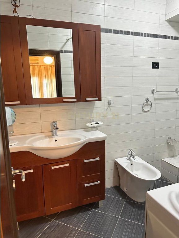 JEPET PER QIRA, APARTAMENT 2+1+2, RRUGA E ELBASANIT 890 € /Muaj Sip. Totale  115m2