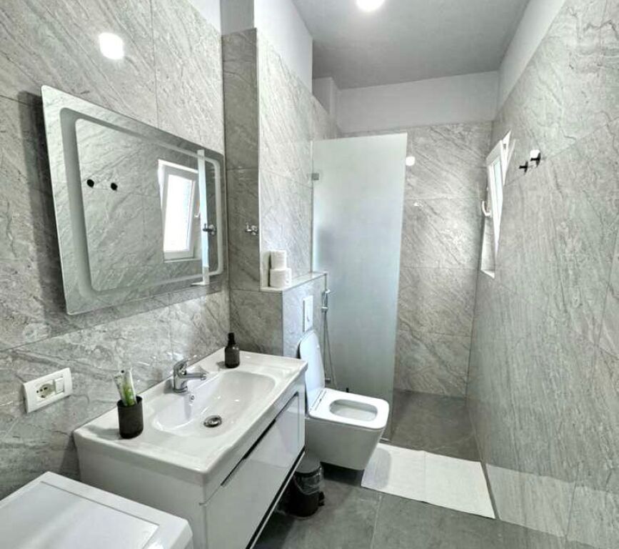 Appartamento in Affitto: 2+1 📍Don Bosko (Vicino alla Scuola Vace Zela) - 2° Piano - 60.000 Lek - Edificio 2010 - Superficie 90m² || 100% Nuovo e Recentemente Ristrutturato ✨