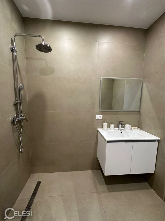 Affittasi casa privata, primo piano di una villa, 400 Mila lek