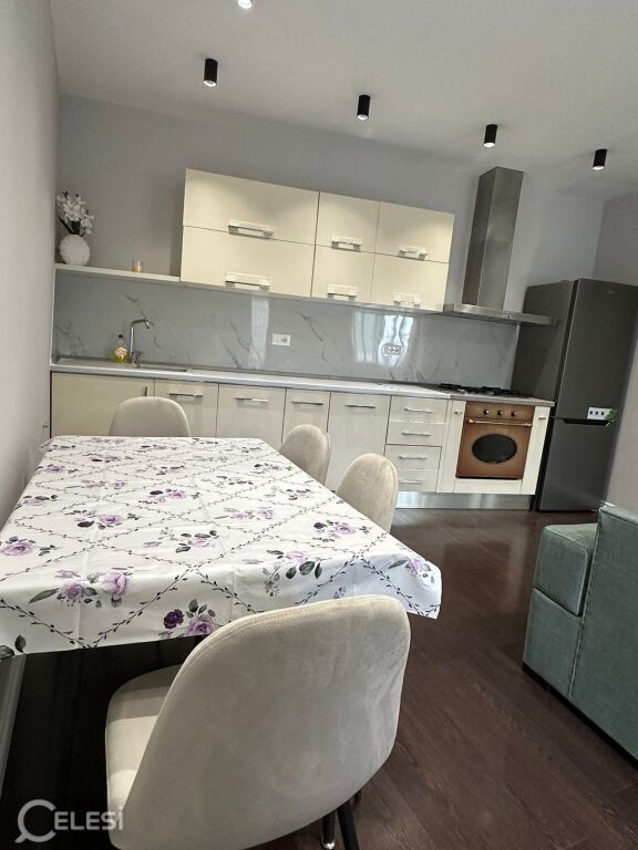 Affittasi casa privata, primo piano di una villa, 400 Mila lek