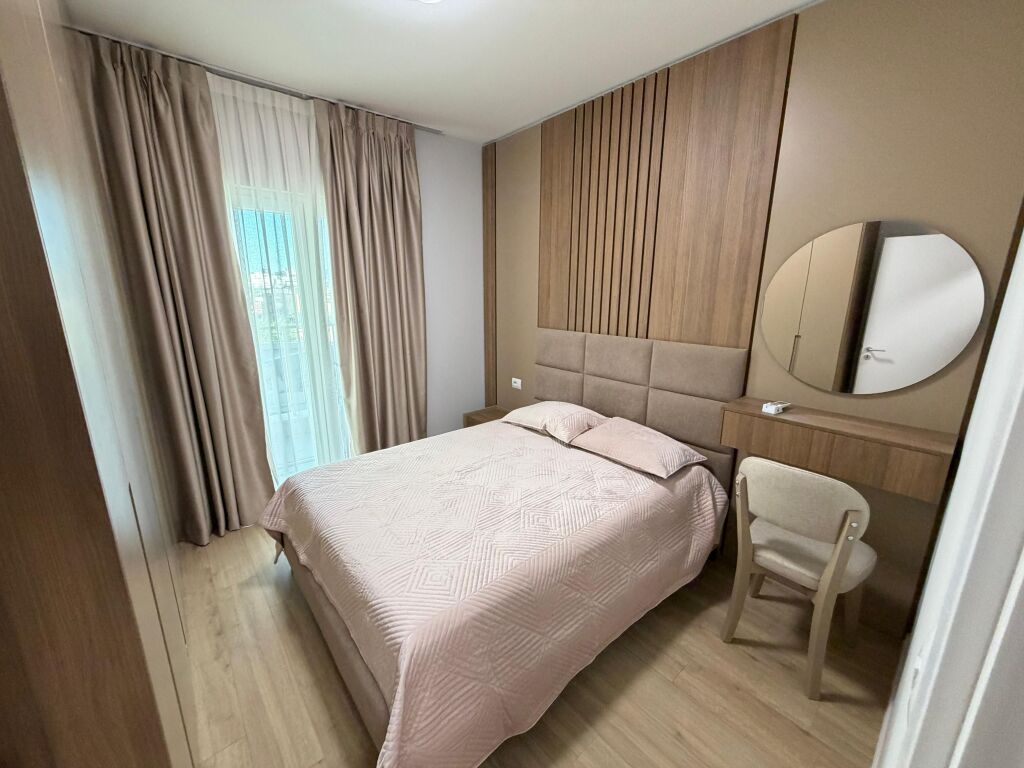 🏡 Appartamento super 1+1 in affitto 📍 Zogu i Zi, Tirana  🏢 Complesso nuovo, 7° piano, con 2 ascensori 🛋️ Tutto nuovo e investito con qualità 🆕 Mai abitato prima 🌳 Vista aperta dal parco  ✨ Appartamento moderno, comodo e pronto per abitare  💶 Prezzo: 70.000 lek/mese
