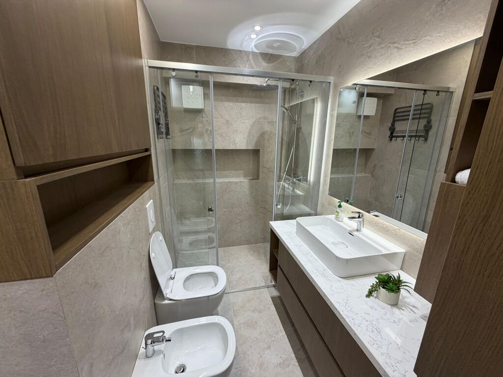 🏡 Appartamento super lussuoso 1+1 in affitto 📍 Myslym Shyri, Via Him Kolli  🏢 4° piano, edificio moderno con ascensore 🛋️ Arredamento di qualità, lussuoso e comodo, curato nei dettagli 🔌 Elettrodomestici delle ultime marche ❄️ Dotato di tutto ✨ Non manca nulla – pronto per abitare  💶 Prezzo: 85.000 lek/mese  