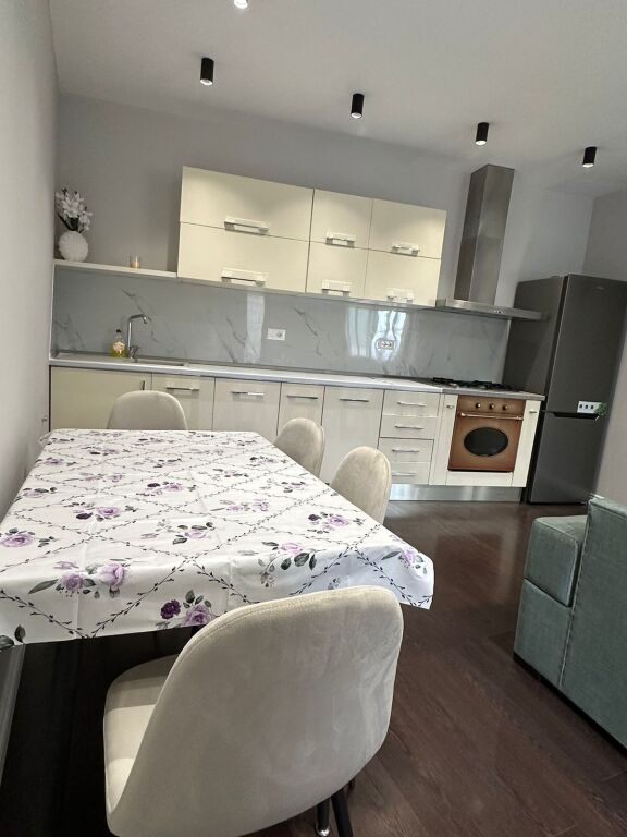 🏡 JEPET ME QERA 1+1 – YZBERISHT (PRANË SHKOLLËS MYSLYM SHYMA)
