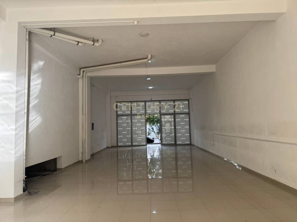 COMMERCIAL SPACE FOR RENT AT KIKA IN THE PARIS MUNICIPALITY